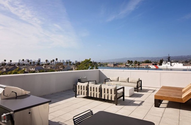 Spacious 1BR Condo with Pool in Alameda