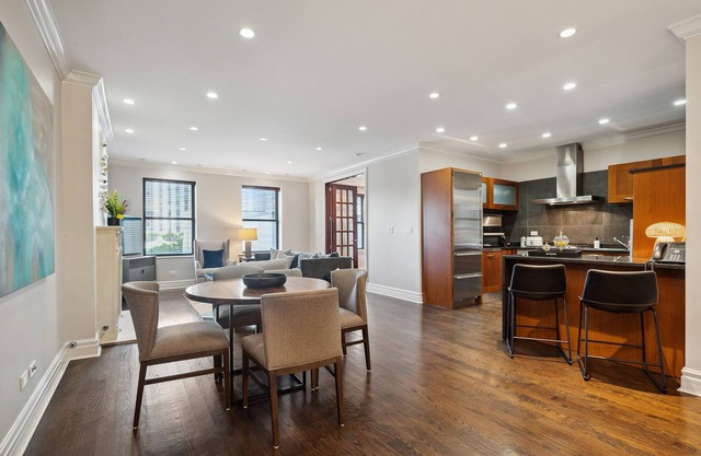 Spacious 2 Bed Downtown Chicago with Housekeeping and Laundry. Dogs Welcome.