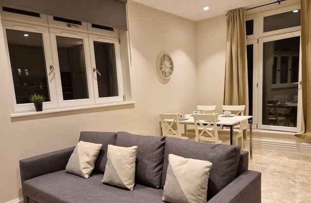 Spacious 2 Bedroom w/ Balcony in Hendon