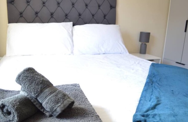 Spacious 2 Bedroom Flat with Private Parking