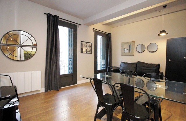 Spacious 2 bedroom apartment with balcony in Eixample, parking possibility