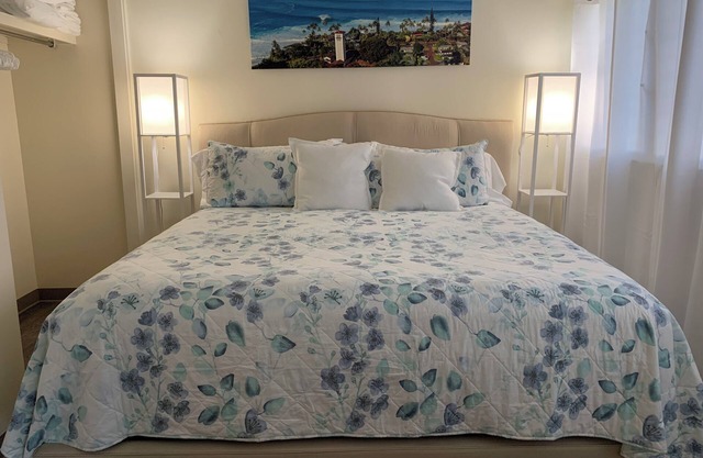Spacious 2-bedroom apartment sleeps 7 with parking