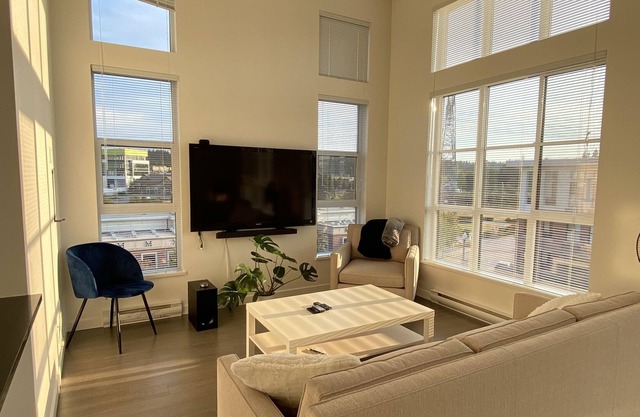 Spacious 2 Bedroom Condo in South Surrey