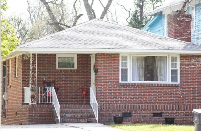 Spacious 2 Bedroom Home within 8 Minute walk to Downtown Augusta