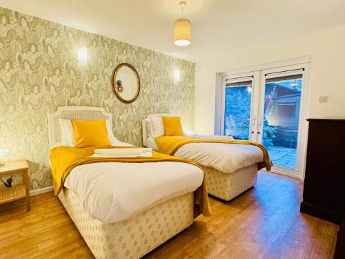 Spacious 2 Bedroom Sleeps 4 with WiFi & Garden