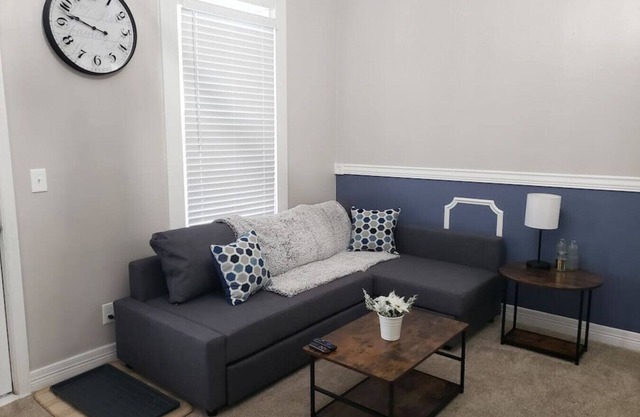 Spacious 2 BR home minutes from Downtown Cincy!