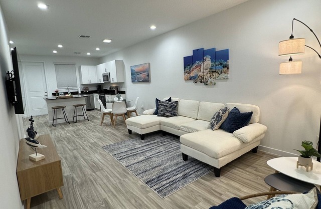 Spacious 2bd/2.5bth Home - Mins from the beach!