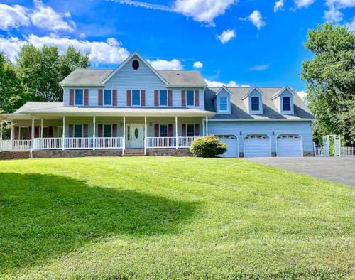 Spacious 2BD near Princeton, Cafes! Family, Backyard, Parking