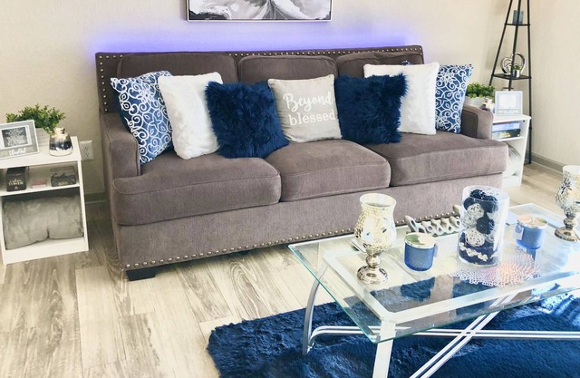 SPACIOUS 2BDRM-WALK TO TRUIST PARK W/FREE PARKING