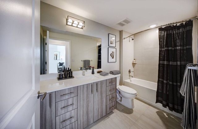 Spacious 2bedroom apartment walking distance from Hardrock stadium and Casino.