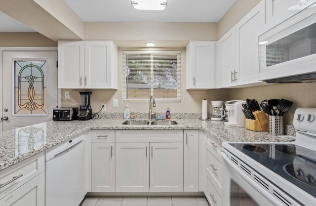 Spacious 2BR condo by downtown Mesa free parking