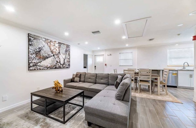 Spacious 2BR Townhouse Near The Beach with Parking