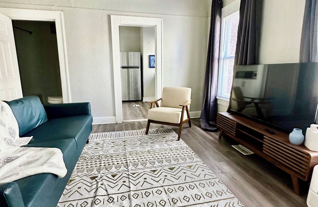 Spacious 3 Apartments-6 bedrooms, 3 kitchens, 3 living Rooms