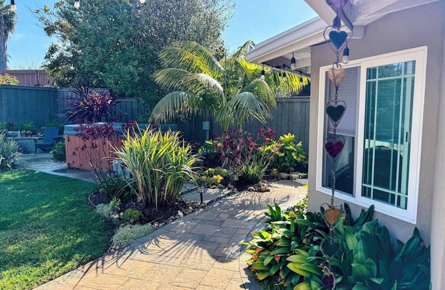 Spacious 3 bed house with hot tub, outdoor oasis, near bay, beaches, fun!