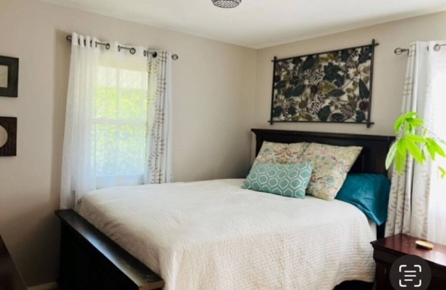 Spacious 3-bedroom apartment in Saratoga Springs Off Street Parking & Central AC