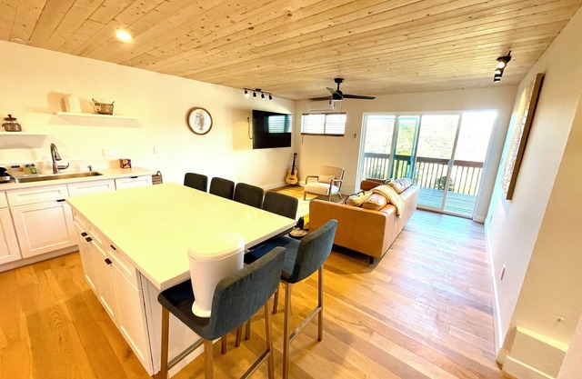 Spacious 3-bedroom/2 bath apartment in Topanga Hills with AC