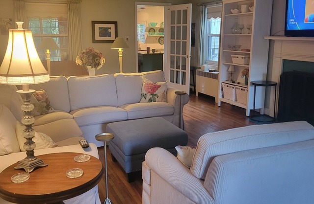Spacious 3 bedroom, 2 full baths, hot tub, fireplace, full kitchen, outside deck