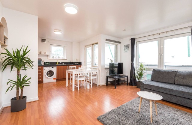 Spacious 3 Bedroom Apartment - Free Parking - Edinburgh