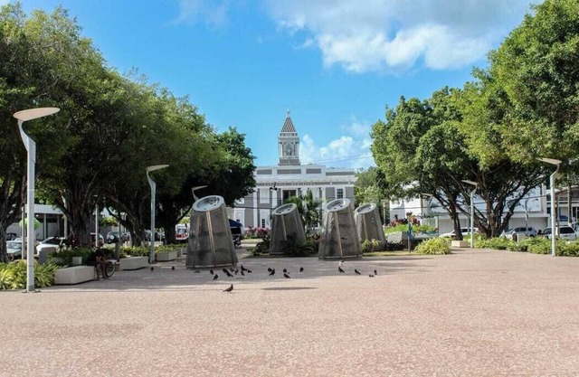 Spacious 3-bedroom apartment in enchanting Salinas with WiFi, AC