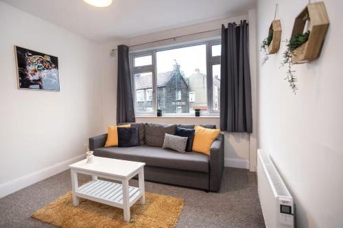 Spacious 3-Bedroom Flat,-Free Parking & Wifi, Sleeps 10