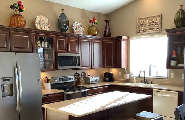 Spacious 3 bedroom near freeway & hiking trails