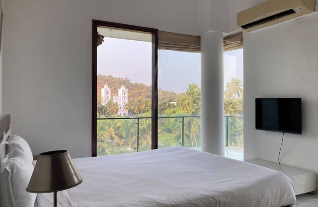 Spacious 3-bedroom penthouse with WiFi, AC in fabulous Candolim