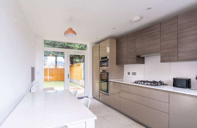 Spacious 3 Bedroom Terraced House, Great Transport Links and Amenities Close by