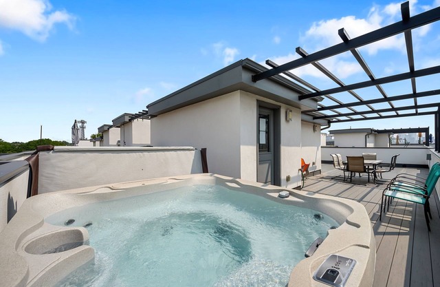 Spacious 3-Bedroom Townhome - Rooftop Hot Tub with Mountain Views and Garage