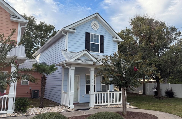 Spacious 3-bedroom cottage, 2 Blocks To Beach! Free WIFI and Parking in Myrtle