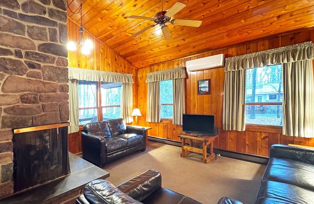 Spacious 3 Bedroom Lake View Cabin, covered porch for BBQ