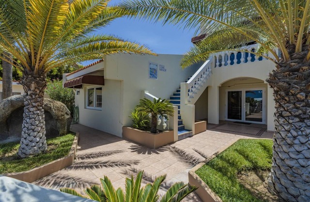 Spacious 3 BR Across the Street from Top Beach
