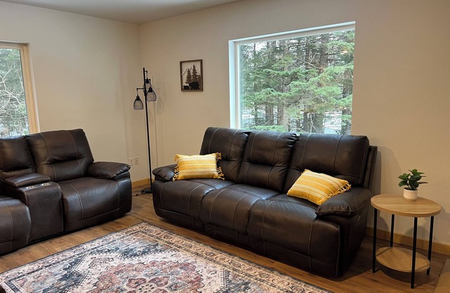 Spacious 3‑BR Apartment in Seward - Harbor & Glacier Access