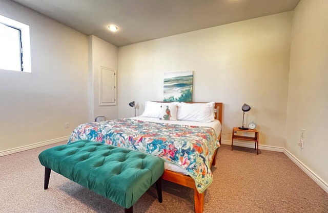 Spacious 3 full baths 10 beds 3-story house with private backyard in Del Valle