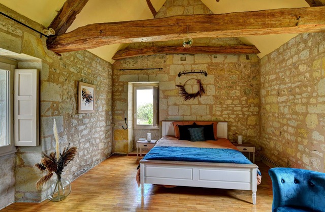 Spacious 320 m² Country Manor with Pool, WiFi & Gardens