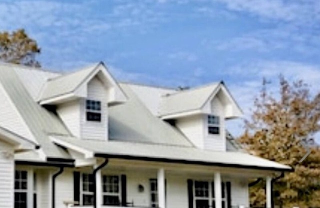 Spacious 3B/2.5B Farmhouse located just minutes to Fall Creek Falls State Park!n