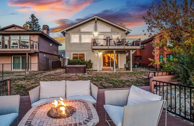 Spacious 3BR/3BA Ski Retreat Sleeps 10, Hot Tub, Garage, Tesla Charger, Pets ok