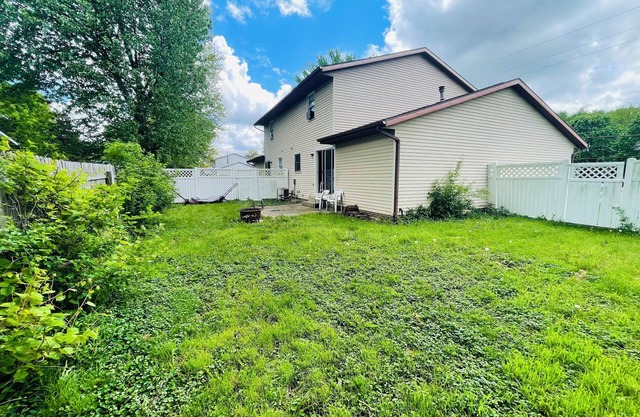 Spacious 3BR Home w/8 Beds, Big Yard & Parking – Near Canton & Hall of Fame