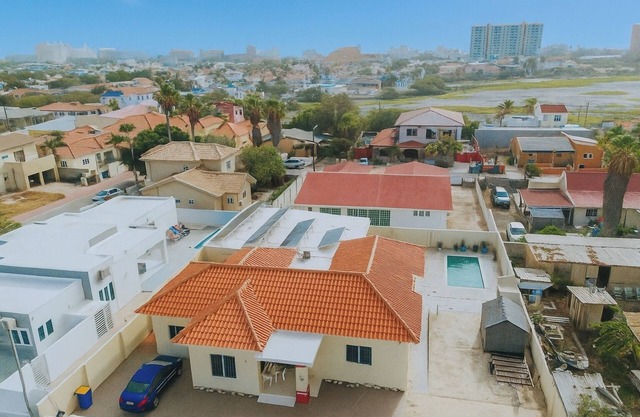 Spacious 3BR Home w/Pool Near Palm Beach