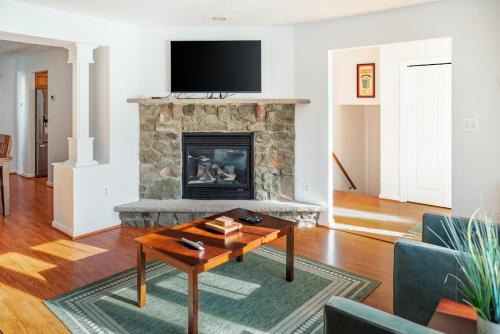 Spacious 3BR House, Hot Tub, Firepit, Ski Access!