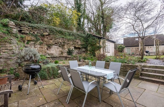 Spacious 3BR in Historic Chepstow, Cottage Garden