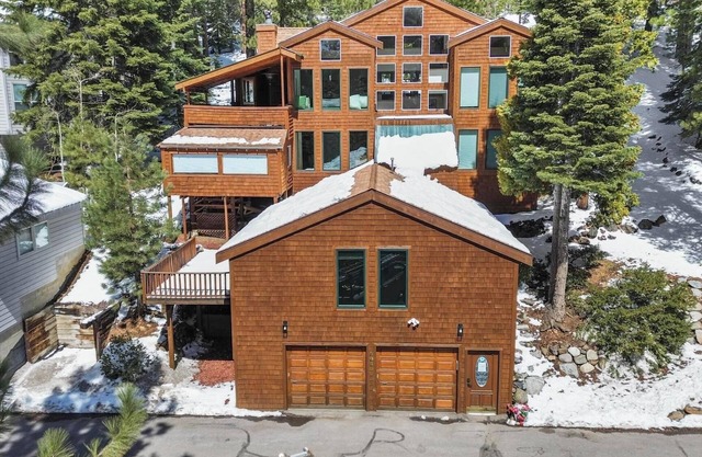 Spacious 4/5BR 4BA Tahoe Retreat w/Hot Tub – Walk to Lake & Near Ski Resorts