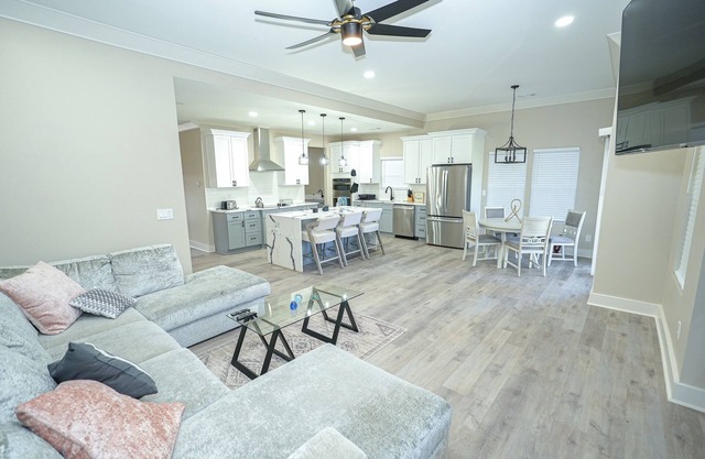 Spacious 4-bdrm house/12 guests - 10 mins from Downtown Atlanta and the Airport