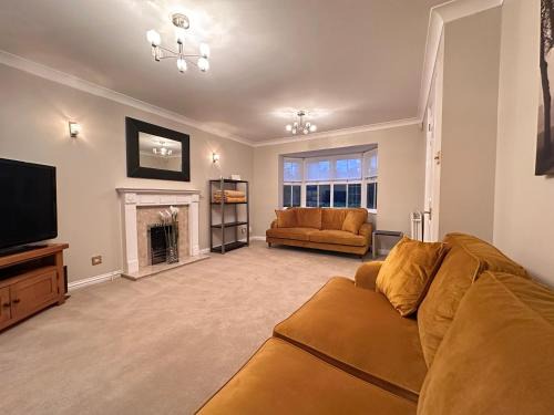 Spacious 4 Bed Home near Elizabeth Line, perfect for Contractors, Families & Groups