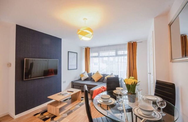 Spacious 4 Bed House, City Centre -w/Parking