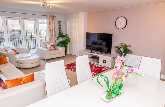 Spacious 4 Bed house with parking and garden