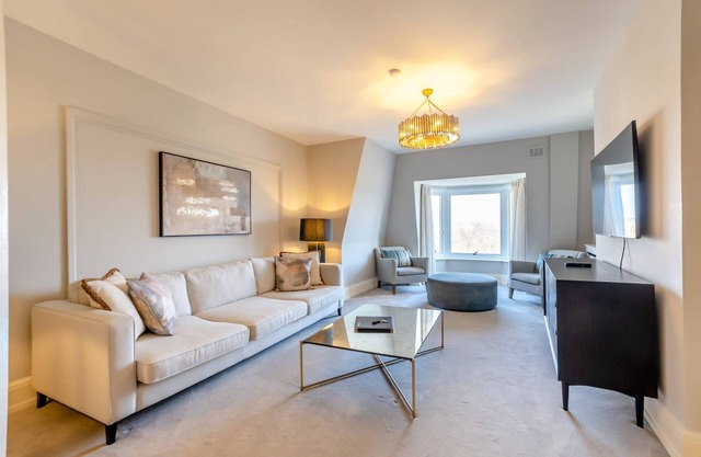 Spacious 4 Bed Penthouse by Regent`s Park