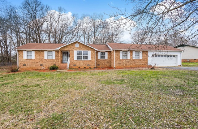 Spacious 4-bedroom house in serene Boiling Springs with AC