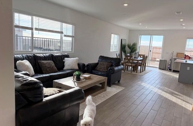 Spacious 4-bedroom house with WiFi, AC in charming Rancho Cordova