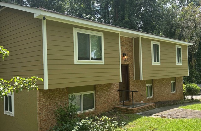 Spacious 4-bedroom house in charming Stone Mountain with WiFi, AC