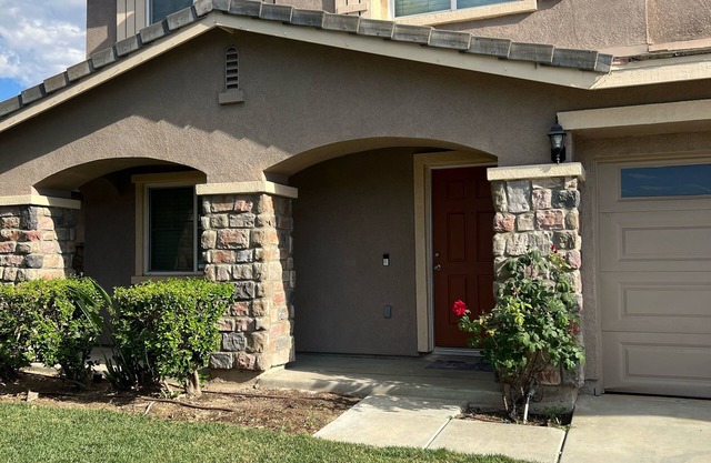 Spacious 4-bedroom house in fabulous Lake Elsinore with AC, WiFi